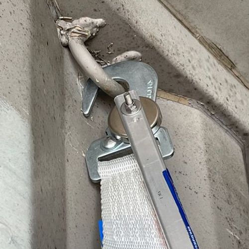 MAGNET-STIK haga magnetikoa edukiontzien barruan euste-sarea instalatzeko eragiketak egiteko.